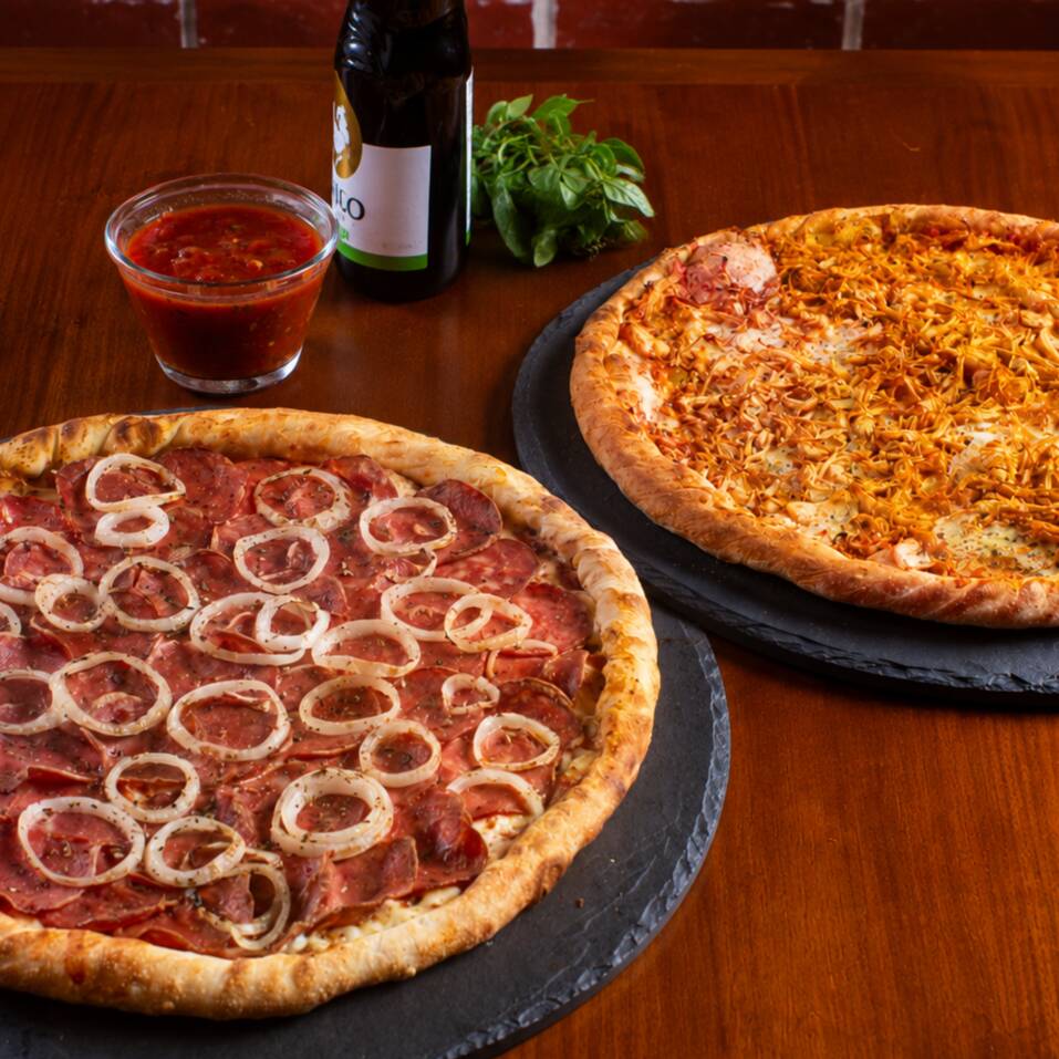 O combo perfeito para a família. 2 Pizzas Grandes de 35cm (8 fatias cada) nos sabores clássicos.
Calabresa - Molho de tomate artesanal, queijo mussarela, linguiça calabresa, cebola e orégano.
Frango - Molho de tomate artesanal, queijo mussarela, frango desfiado e orégano.