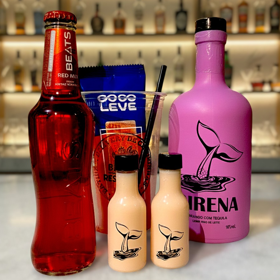 Kit completo para montar seu drink de forma prática e rápida no delivery. Acompanha bebida gaseificada sabor frutas, gelo especial sabor morango, copo de 770ml e acessórios. Itens enviados bem embalados e refrigerados, prontos para misturar e aproveitar.