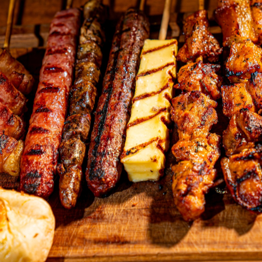 Arroz , feijao tropeiro , vinagrete e mandioca + espeto+ refri