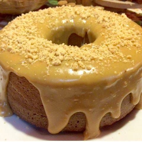 bolo massa de baunilha e cobertura de paçoca