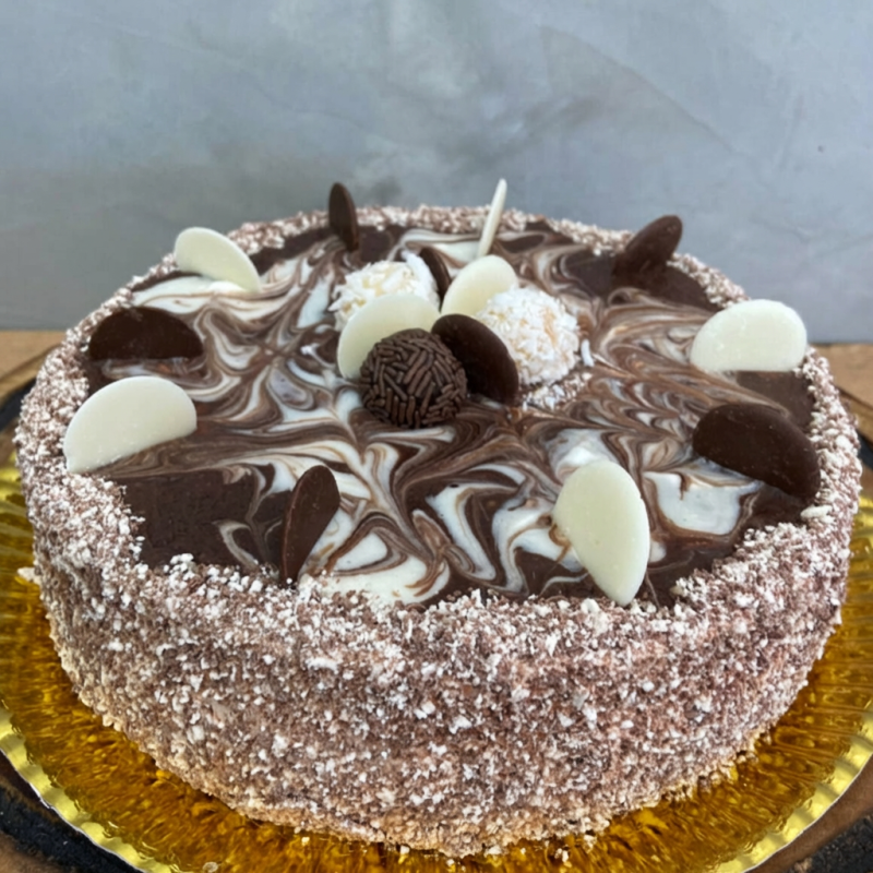 Duas fatias de Pão de Ló de chocolate, recheado com uma camada deliciosa de brigadeiro e beijinho <3. Serve 10 fatias de 100g. Pesa aproximadamente 1,2kg.