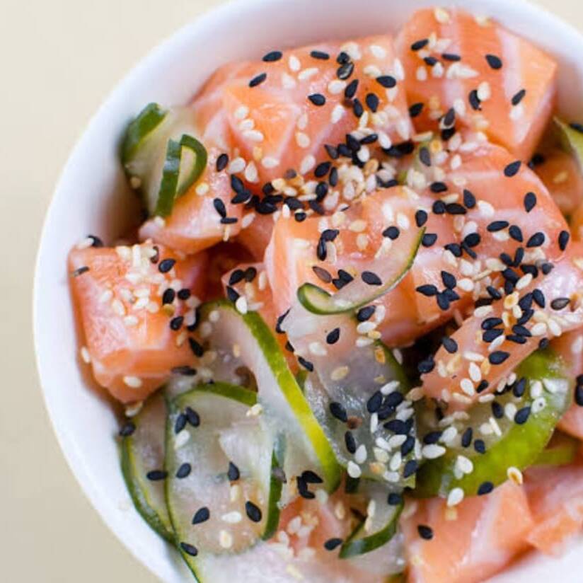 Sunomono japonês tradicional salada japonesa de pepino finamente fatiado, temperado com molho agridoce à base de vinagre de arroz.