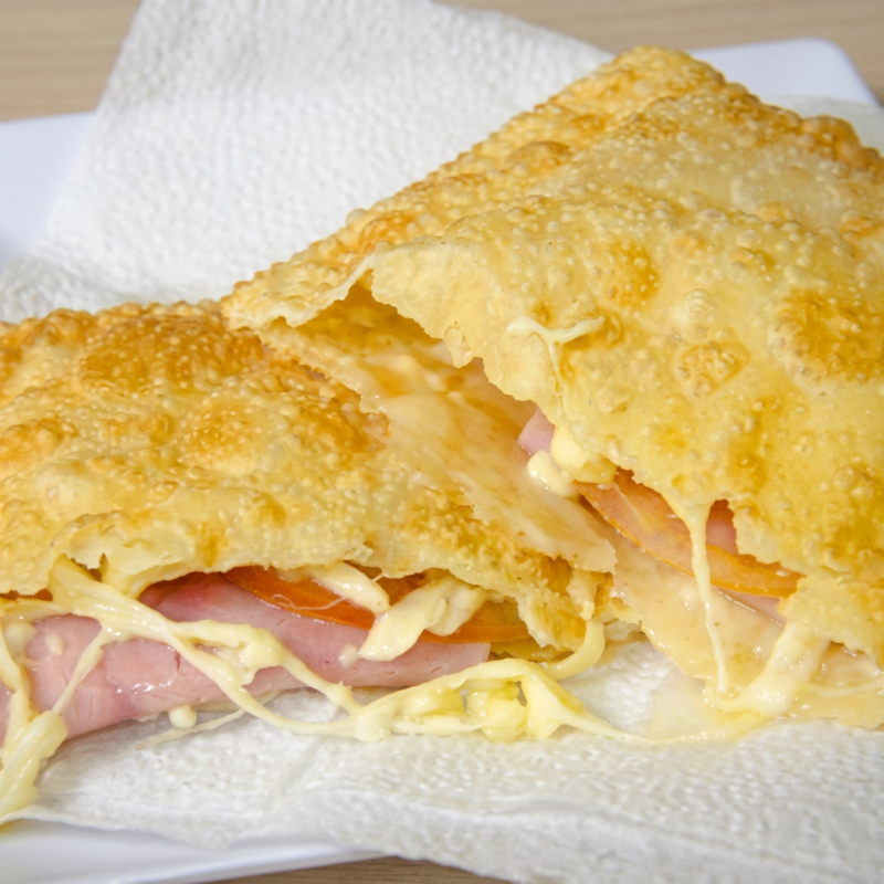 Pastel recheado de presunto e queijo