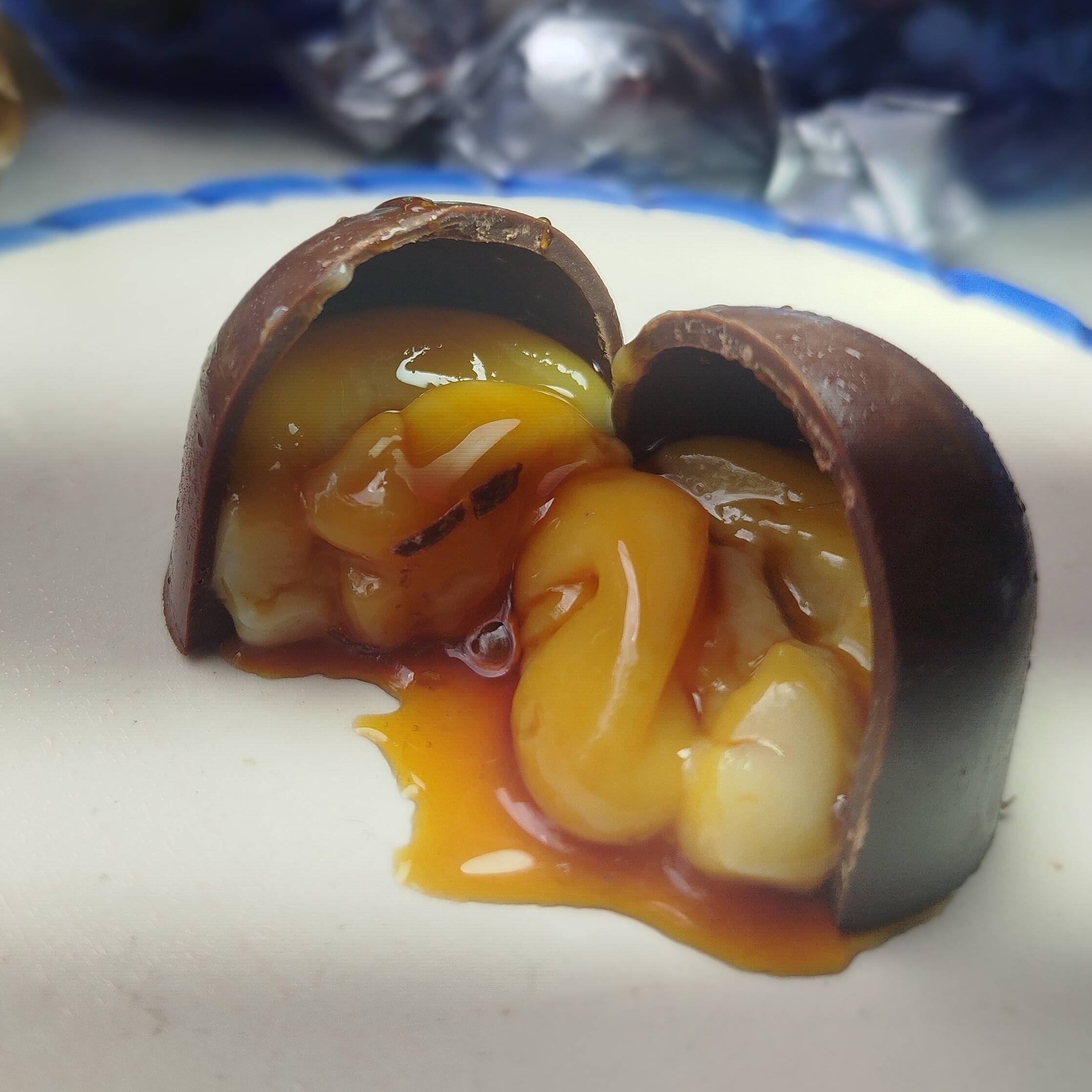 Pudim com calda de caramelo em casquinha de chocolate crocante.