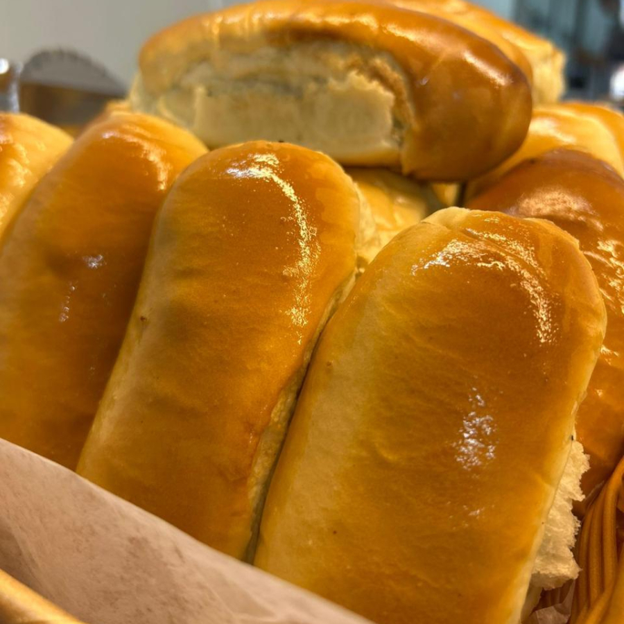 Pão caseiro com sabor tradicional, feito com banha para garantir maciez e aroma irresistível. Massa fofinha, leve e perfeita para acompanhar café da manhã, lanches ou refeições.