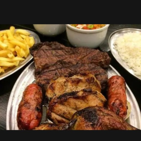 CHURRASCO MISTO NA BRASA COM CARNES NOBRES, COM ARROZ DE BROCOLIS, BATATA RUSTICA STEAK DE CHORIZO, STEAK DE PICANHA, ACHO SUINO, LINGUICA PERNIL, MOLHO E FAROFA