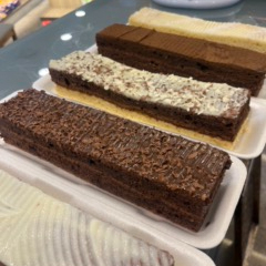 Cakes Recheados – a partir de R$16,90 deliciosos bolos individuais preparados com massa leve e fofinha, recheados com cremes irresistíveis e cobertos com todo capricho! Perfeitos para adoçar o dia com muito sabor. Disponíveis em diversos sabores, como chocolate, morango, ninho, brigadeiro e muito mais.