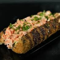 Uma versão generosa do clássico! Envolto em alga nori e arroz japonês, recheado com salmão, cream cheese e finalizado com o exclusivo molho especial do chef. Empanado e frito até a crocância perfeita — uma explosão de sabor em cada pedaço!