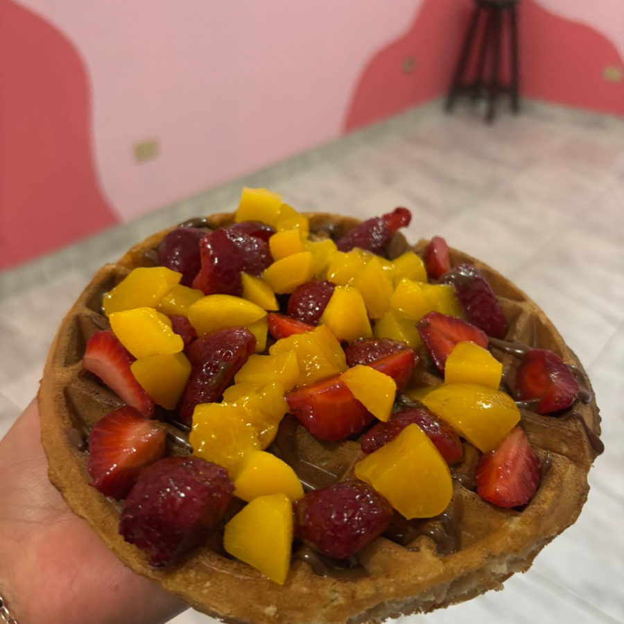 WAFLE CON NUTELA FRESA Y DURAZNO