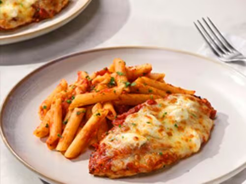 Um saboroso peito de frango gratinado com mix de queijos, acompanhado por penne pomodoro individual.