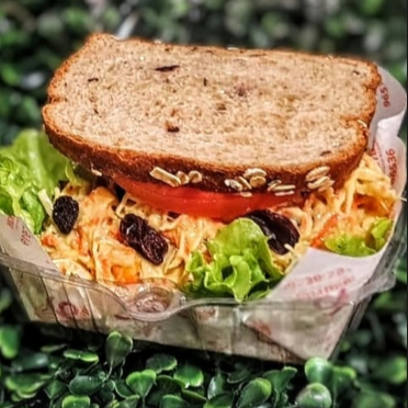 Sanduíche natural caseiro. O melhor Pão integral selecionado, recheado com uma pasta caseira bem temperada da casa e salada para finalizar. O melhor sanduíche natural fitness!