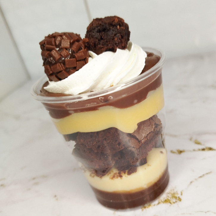 Creme de ninho, creme de chocolate, brownie e na finalização chantilly, brigadeiro e brownie.