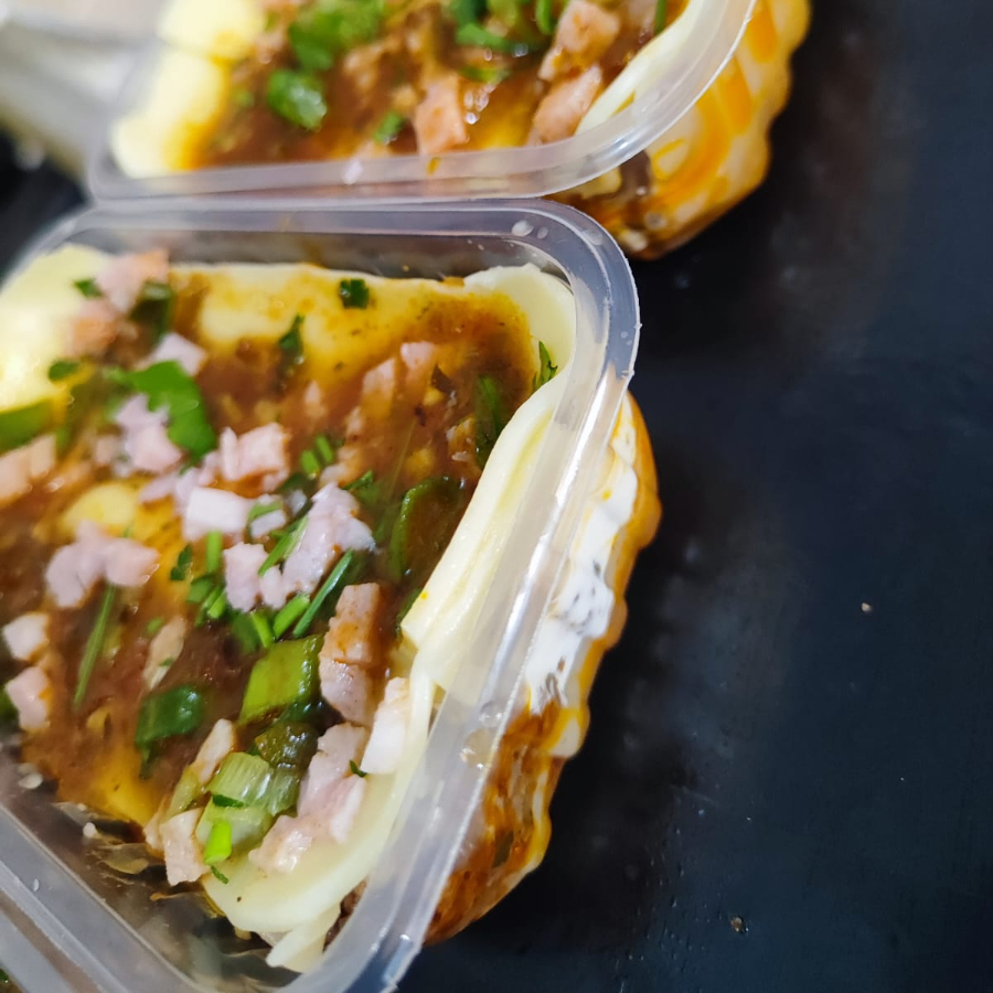 250G de massa artesanal , molho a bolonhesa, cheiro verde e queijo ralado por cima