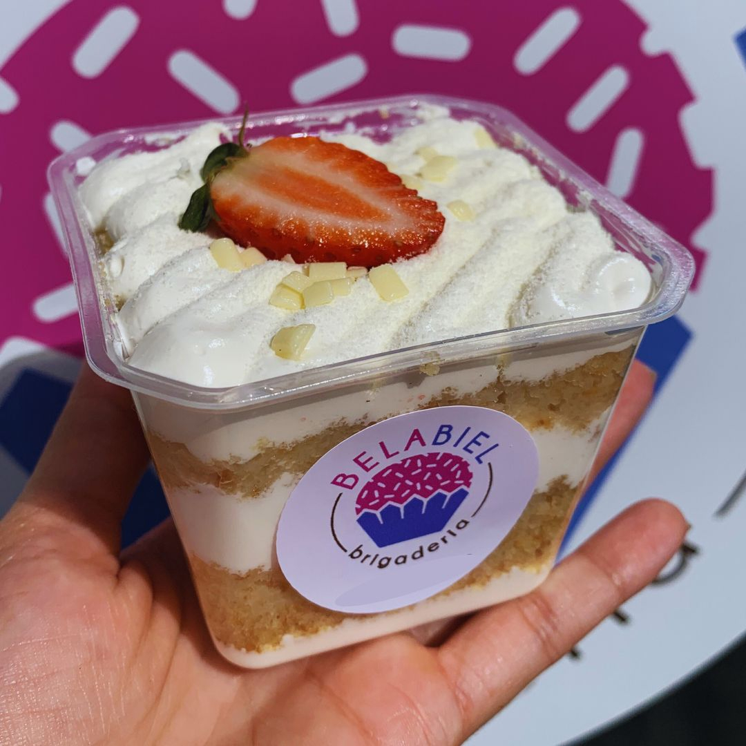 A combinação perfeita entre leveza e sabor! Camadas de massa branca super fofinha e molhadinha, intercaladas com um mousse de Leite Ninho® artesanal, extremamente cremoso. Para dar o toque final de frescor, adicionamos pedaços generosos de morangos selecionados. É uma sobremesa leve, refrescante e feita no dia para você!