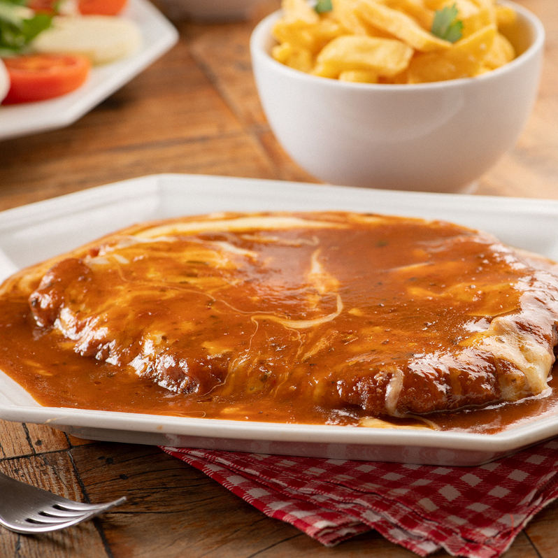 Filé a parmegiana acompanhado de arroz piemontese e fritas.