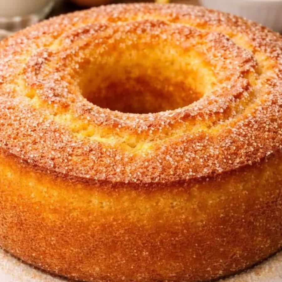 Bolo Feito Com Coco Natural, Massa Macia e Úmida, Finalizado Com Coco Ralado e Coco Flocado Por Cima. Sabor Caseiro, Leve e Irresistível Em Cada Fatia. Ideal Pro Café Da Manhã Ou Da Tarde.