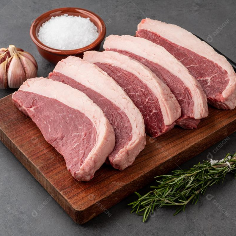 Bandeja contendo 1kg (aproximadamente) de picanha bovina fresca fatiada.