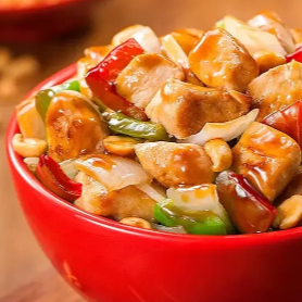 Deliciosos pedaços de frango com cebola, pimentão, amendoim, servidos com nosso molho à base de shoyu.