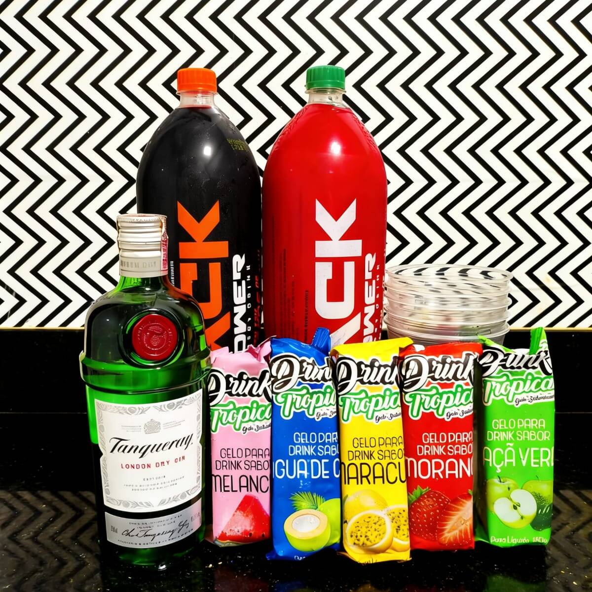 Combo Gin Tanqueray – Bem Gelado E Mais Vantagem! ️ Leve mais sem pagar mais! 1x Gin Tanqueray – 750 Ml 100% Original (bem gelado) 2x Garrafas de Energético – 2l cada (1 a mais que a concorrência!) 5x Gelos saborizados – 200ml cada (sabores variados, total: 1l) 5x Copos descartáveis grandes – 770ml cada Você leva 1 energético a mais do que no combo do concorrente! ️ Tudo bem gelado e pronto para beber! Ideal para festas, encontros ou presentear com estilo!