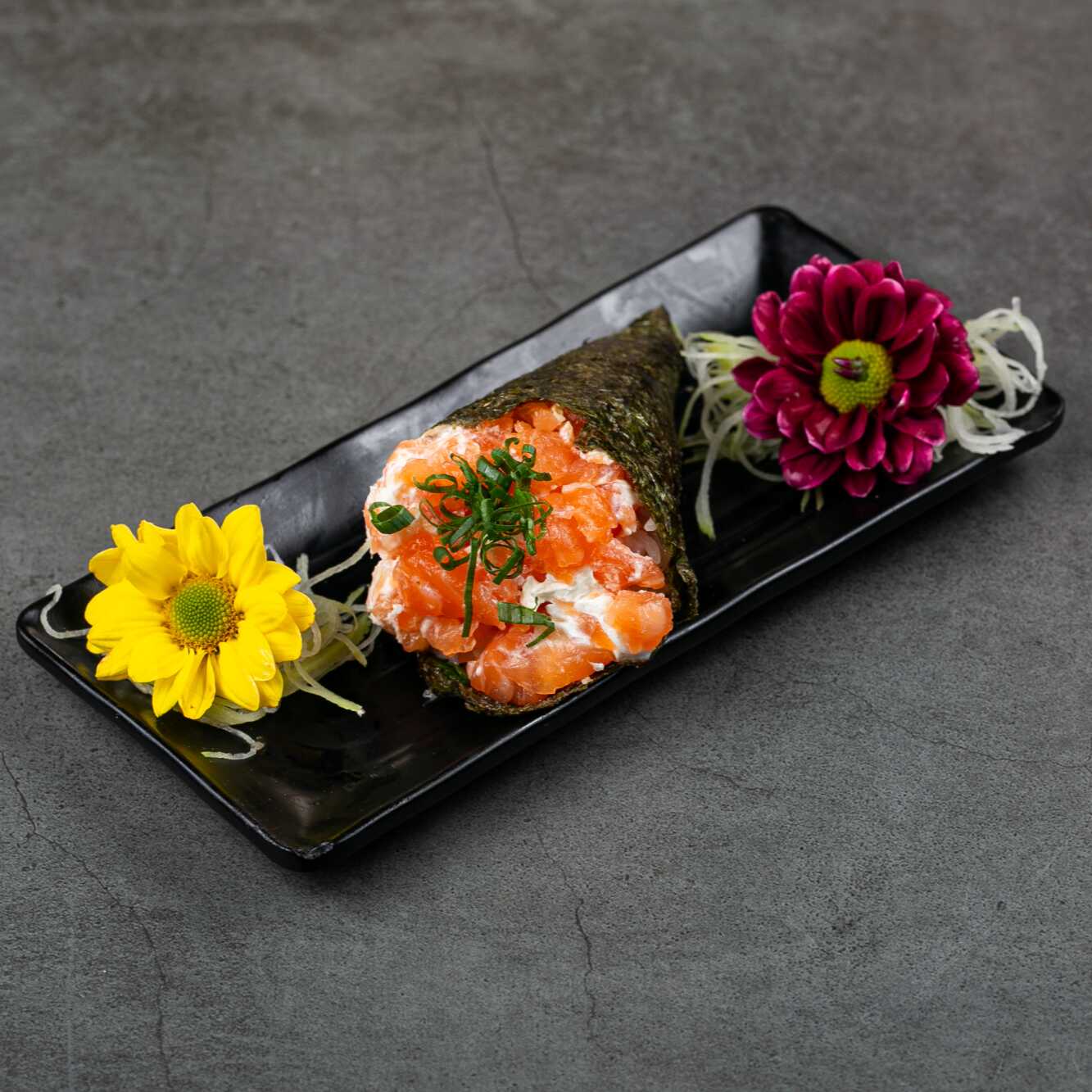 salmão cubo batido, arroz e nori.