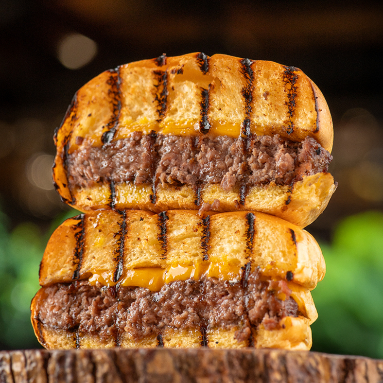 O Clássico cheese burger! Pão brioche selado em duas metades no fogo, hambúrguer 180g e queijo.