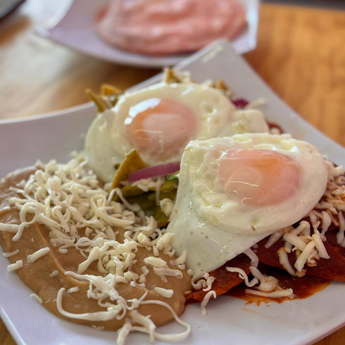 Chilaquiles con Pollo y Huevito