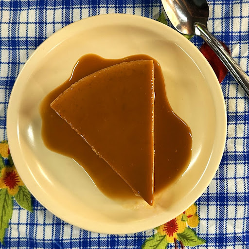 Rebanada de flan horneado con cajeta