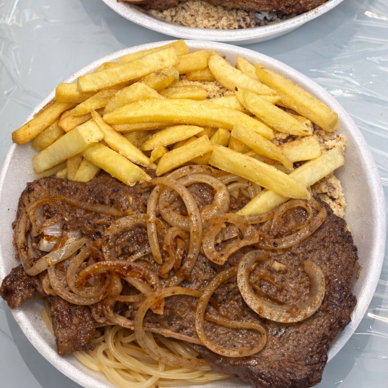CONTRA FILÉ ACEBOLADO C/ BATATA FRITA , ARROZ, FEIJÃO, E FAROFA. Embalagem 500ml