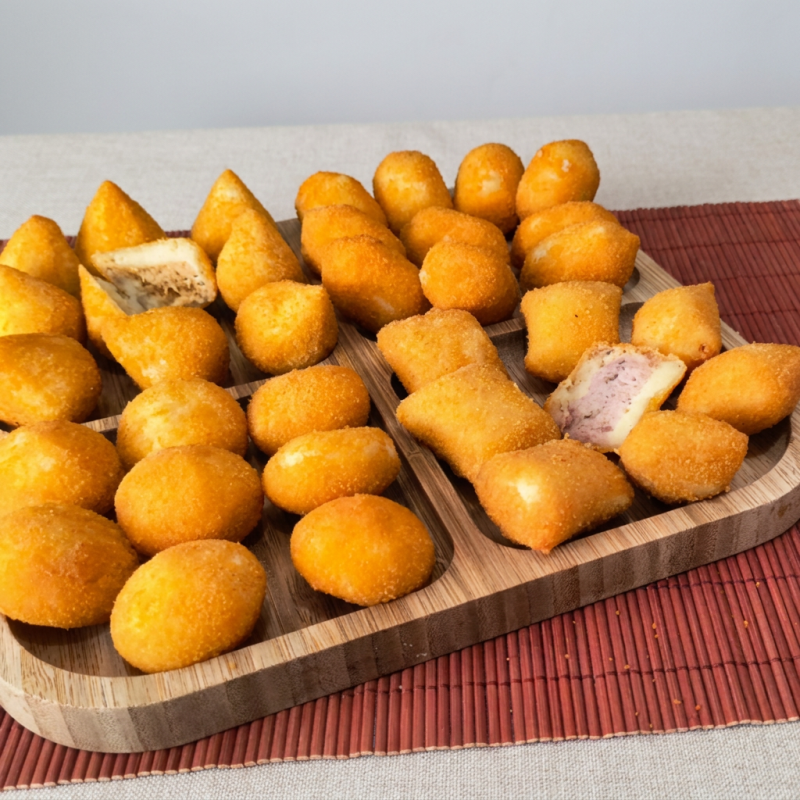 Salgados fritos na hora, com um empanamento especial que garante crocância e leveza a cada mordida. Nossos salgados são sempre sequinhos e saborosos, preparados com todo o cuidado para oferecer a melhor qualidade para você!