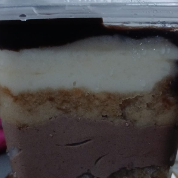 mousse de chocolate, recheio de chocolate , uma fatia de bolo generosa acompanhada de uma ganache e recheio de beijinho.