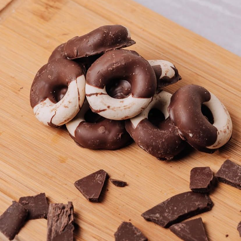 Biscoito de leite condensado coberto com chocolate ao leite.