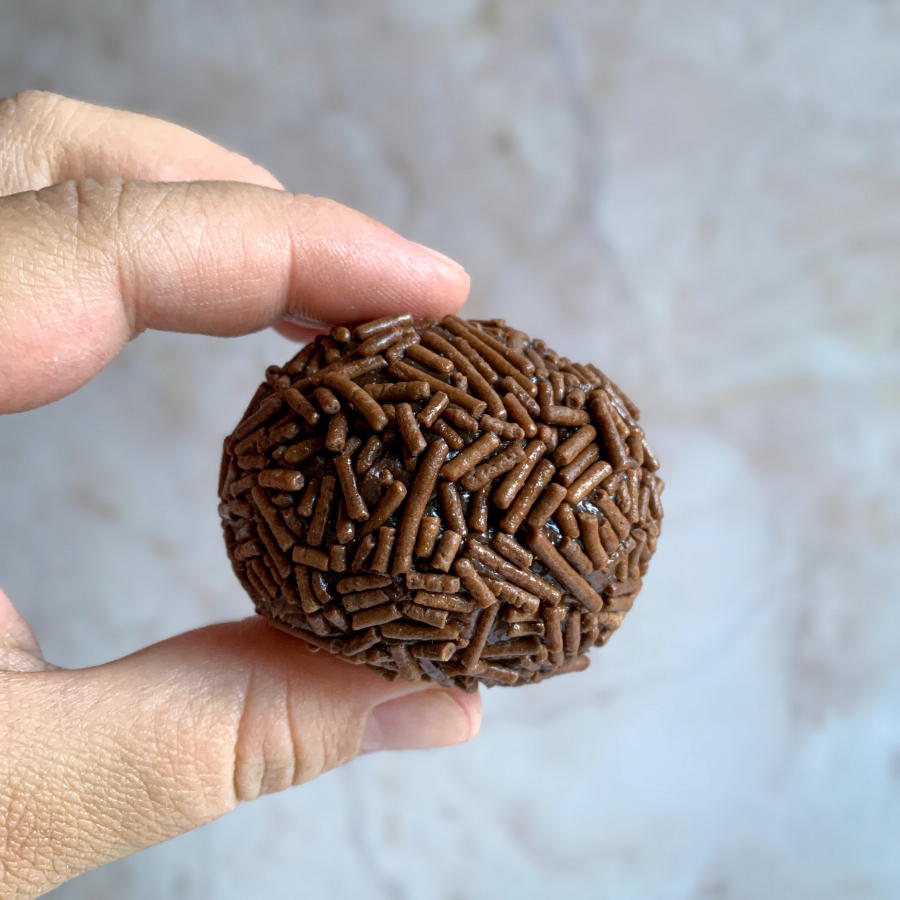 Brigadeiro gourmet de chocolate ao leite com granulado. Aprox 65g