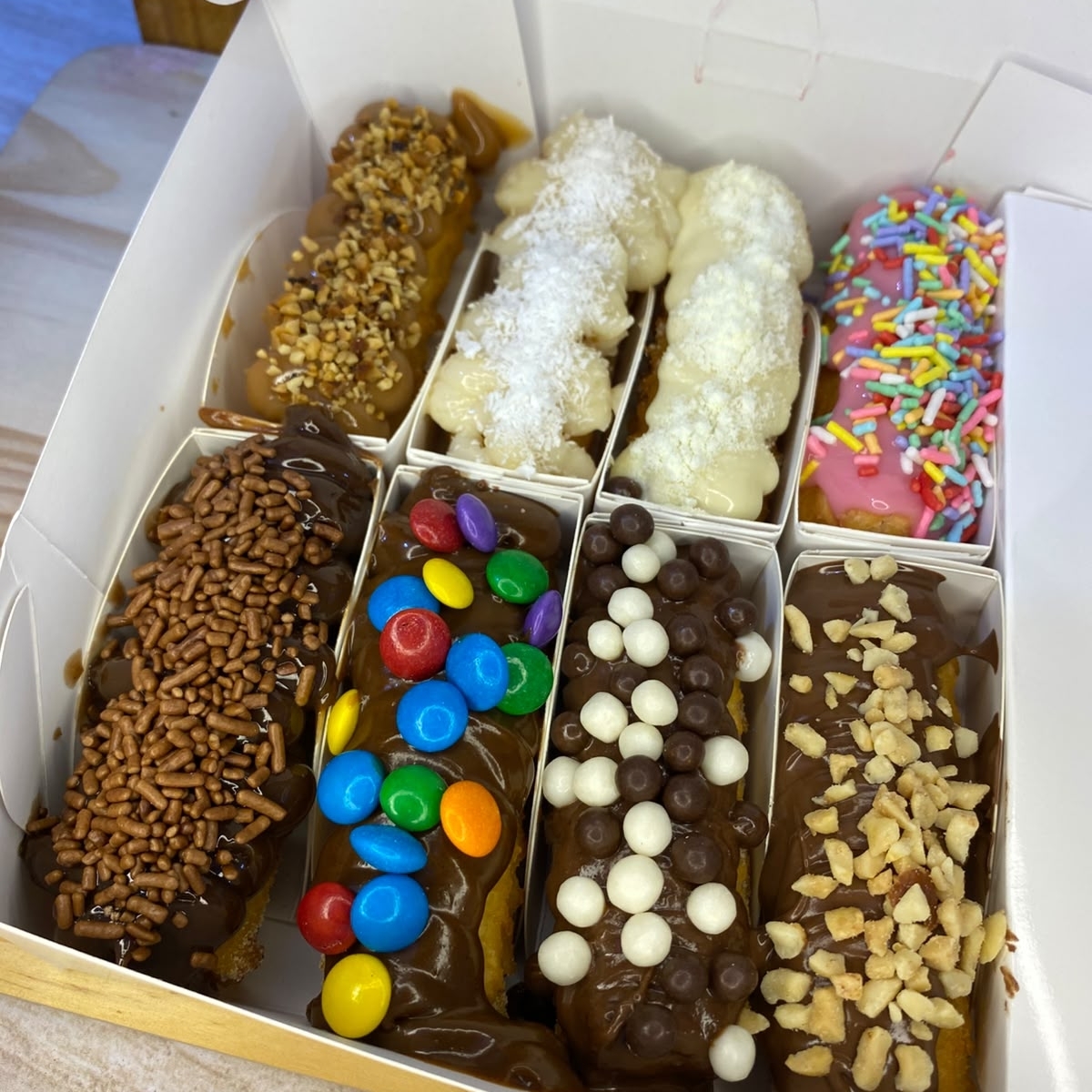 Combo de mini: 1 Leite ninho com leite em pó, 1Beijinho com coco, 1 Doce de leite com castanha de caju, 1 Moça de morango com granulado colorido, 1 Chocolate com granulado tradicional, 1 Ovomaltine com Chocoball, 1 Nutella com mm, 1 Nutella com amendoim