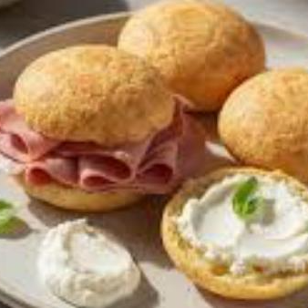 Delicioso Pão de queijo com Mortadela Quente
