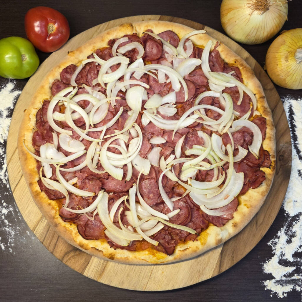 Nossa massa clássica coberta com calabresa fatiada de primeira linha e cebola fatiada. Uma combinação perfeita de sabor e tradição.