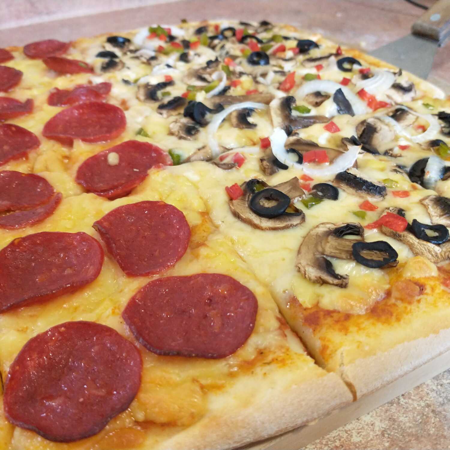 Pizza Pepperoni y Vegetariana CB Grande