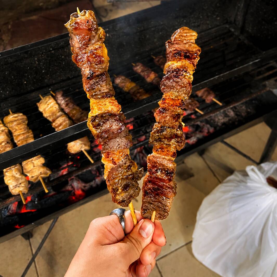O clássico que nunca falha, preparado com o padrão de qualidade que você merece! Nosso espetinho de carne é feito com cortes selecionados, super macios e assados na brasa no ponto certo para manter toda a suculência.