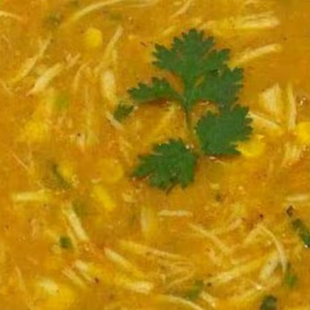 : a mandioquinha (também conhecida como batata-baroa) é cozida, geralmente com cebola e alho, e depois batida no liquidificador para formar um creme aveludado. O frango, cozido e desfiado, é então adicionado ao creme, podendo ser temperado com cheiro-verde, páprica, pimenta e outros temperos a gosto.