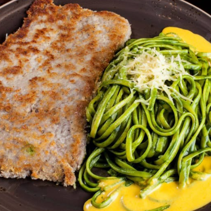 Tallarin Verde con Chuleta o Milanesa