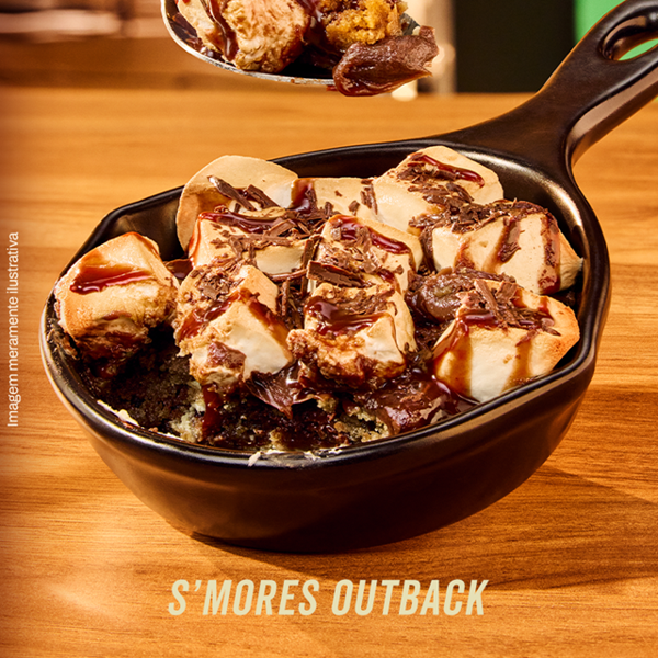 Nossa sobremesa icônica está de volta, com sua base de cookie de gotas de chocolate branco e preto e um toque brasileiro: brigadeiro surpreendentemente cremoso. Tudo isso coberto por marshmallow gratinado, calda de chocolate e raspas de chocolate. Servido quentinho para você relembrar essa experiência bold flavour! Vegetariano, contém açúcar, contém glúten e contém lactose.