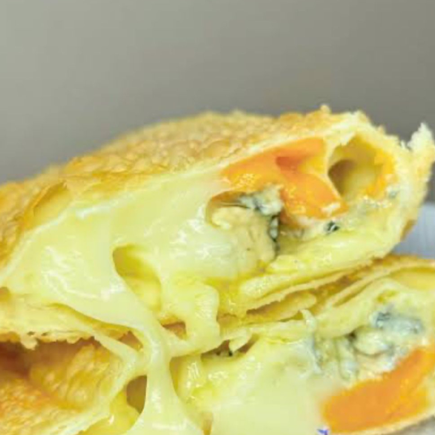 4 queijos (mussarela, provolone, catupiry e gorgonzola).