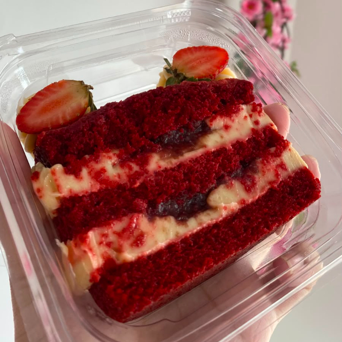 Massa red com recheio de brigadeiro branco e geleia de morango