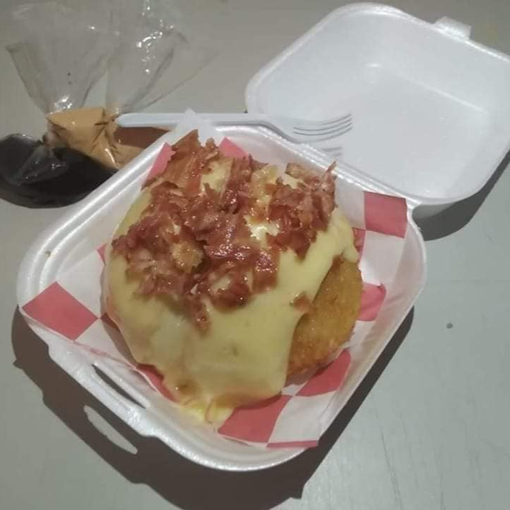 bola con queso y tocino