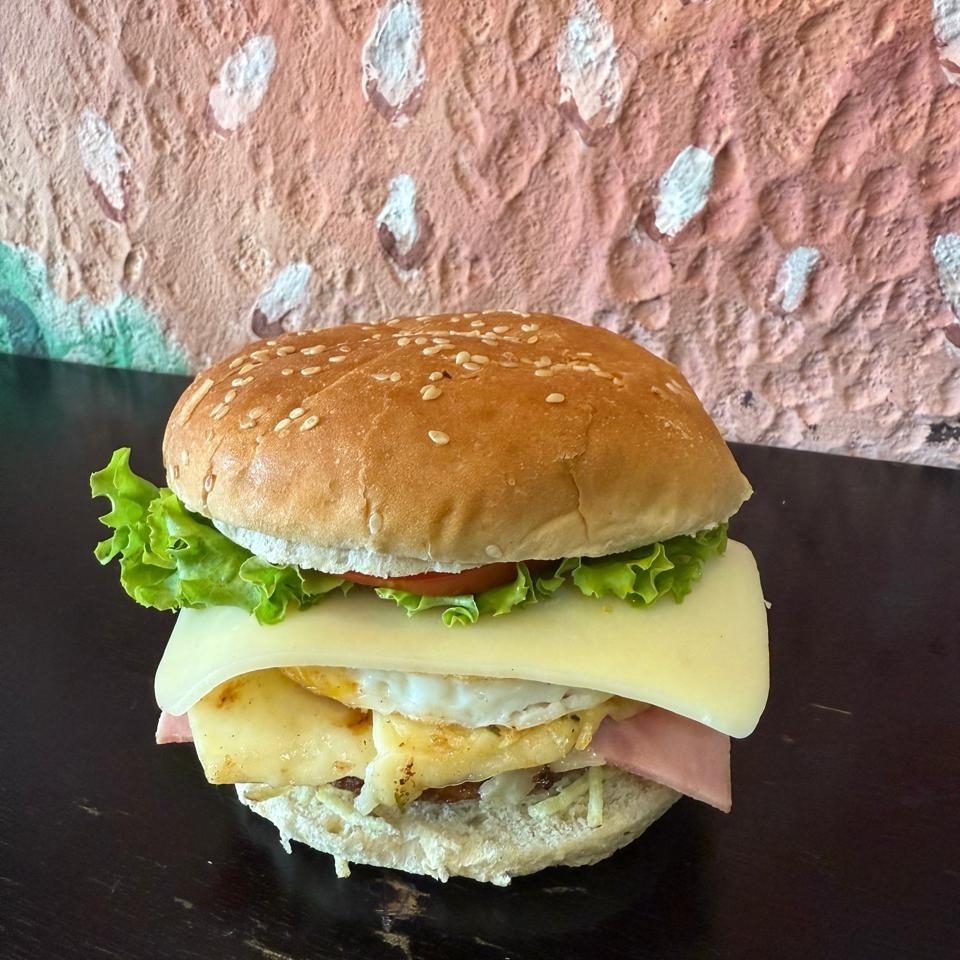 Pão, carne, ovo, bacon, queijo, filé de frango, batata palha, alface, tomate
