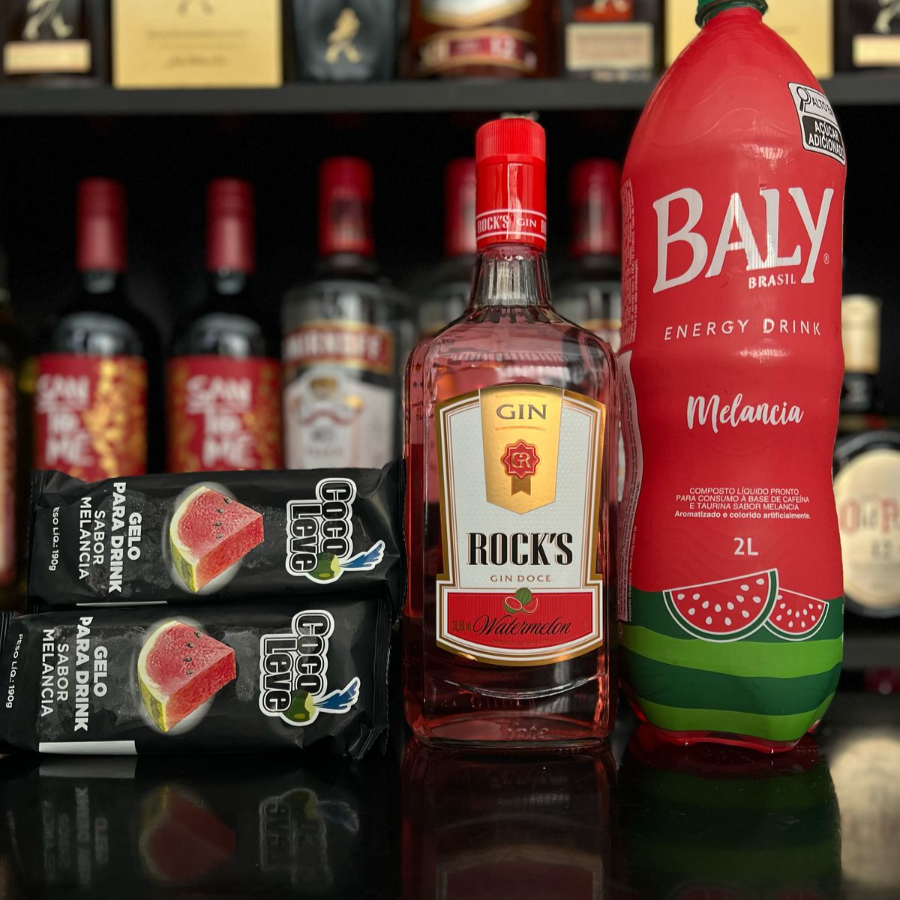 Acompanha fruta , 4 gelos e 4 copos .