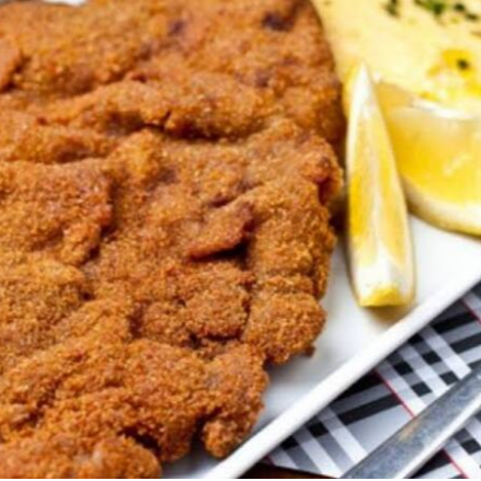 Um delicioso bife a milanesa com arroz branco, batata frita, farofa e maionese .