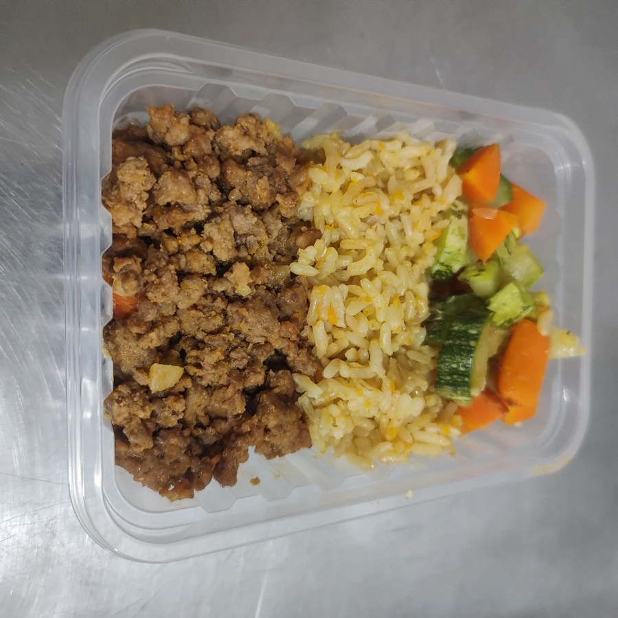 Arroz integral com raspa de cenoura, abobrinha cenoura , carne moída com batata e cenoura.