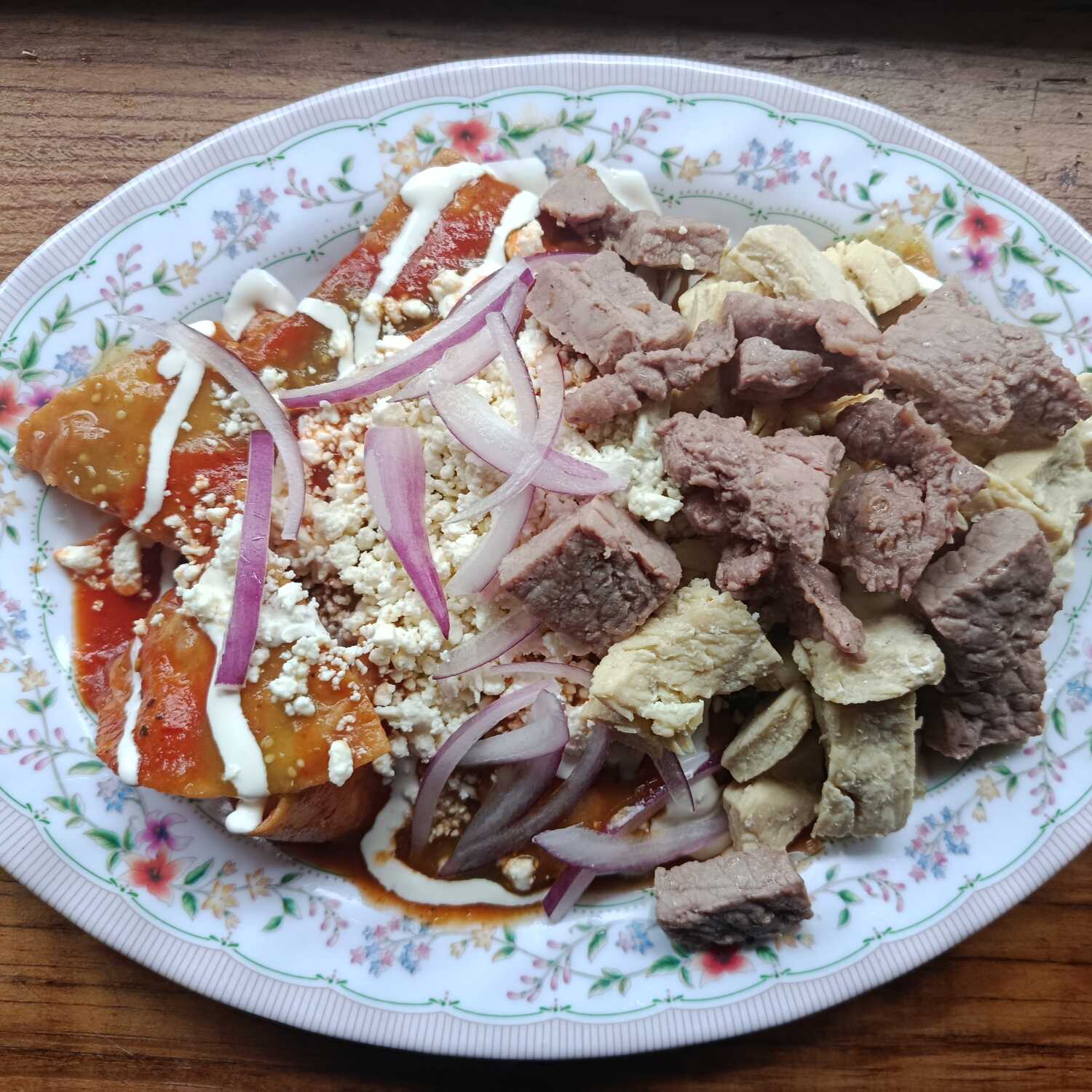 CHILAQUILES COMBINADOS, SALSA ROJA Y VERDE.