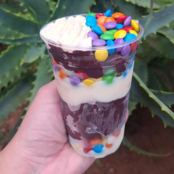 Mousses: morango,maracujá,Ninho. Recheios: brigadeiro,Ninho Complementos: leite em pó,paçoca, gotas de chocolate,leite condensado,granulado,Confete,amendoim,CHOCOBAALFruta:morango e banana