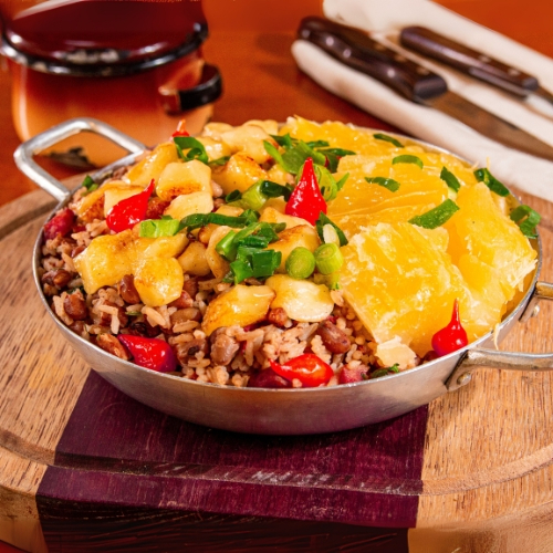 Arroz, feijão de corda, carne seca desfiada, calabresa e queijo coalho, acompanhados por uma mandioca cremosíssima.